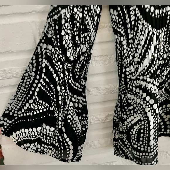 Allison Taylor blouse with flared cuffs - Picture 7 of 7
